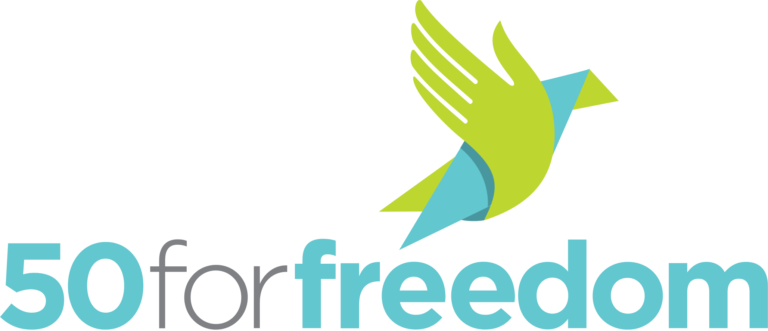 Logo représentatif de 50 for freedom composé d'un oiseau en vol symbolisant la liberté