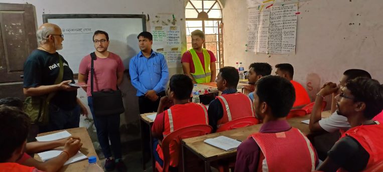 interview de népalais suivant un cours gratuit d’un mois pour apprendre les bases du métier d’électricien avant de tenter de trouver un emploi à l’emploi. 07 juillet 2022 à Janakpur